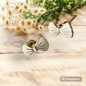 🎈Sale 🎈2 for $10 NWOT little white bows gold post earrings great for school